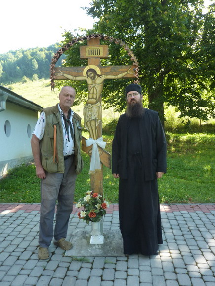 Zdeněk Šťastný s Petrom Sorokom pri kríži pred kryptou