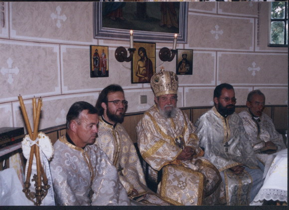 Metropolita Nikolaj s duchovenstvom počas liturgie