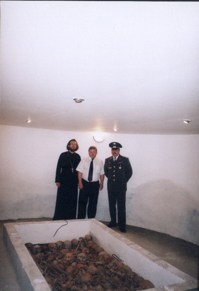 Duchovný správca s hosťami z Ruskej ambasády v krypte