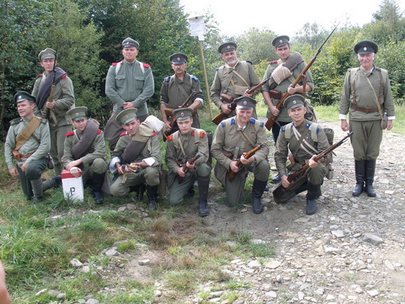 Členovia klubu vojenskej histórie 195. Aravajského pluku z mesta Jekaterinburg
