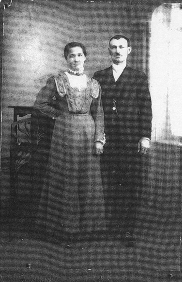 Vojak Jan Šťastný s manželkou pochovaný v Osadnom