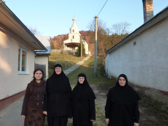 Pred chrámom v Osadnom, zľava, Katarína Veškovac, sestra Christína, sestra Charitína a sestra Marta
