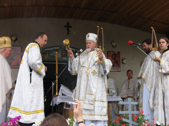 Vladyka slúži liturgiu v Osadnom, 2005