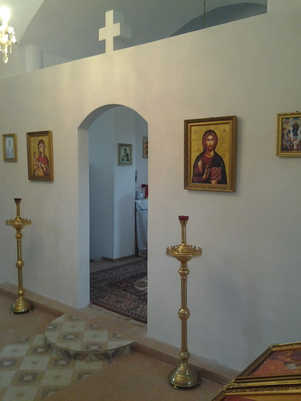Stena ikonostasu s provizórnymi ikonami