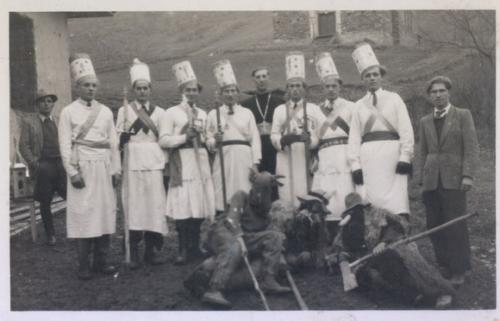 1948. O. Macko s betlehemcami pri fare v pozadi neovakovana cerkov