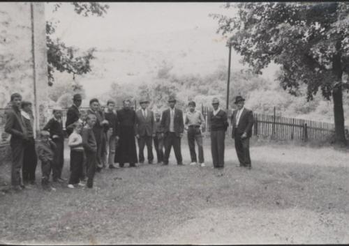1968. Otec Piruch s ľuďmi pri chráme